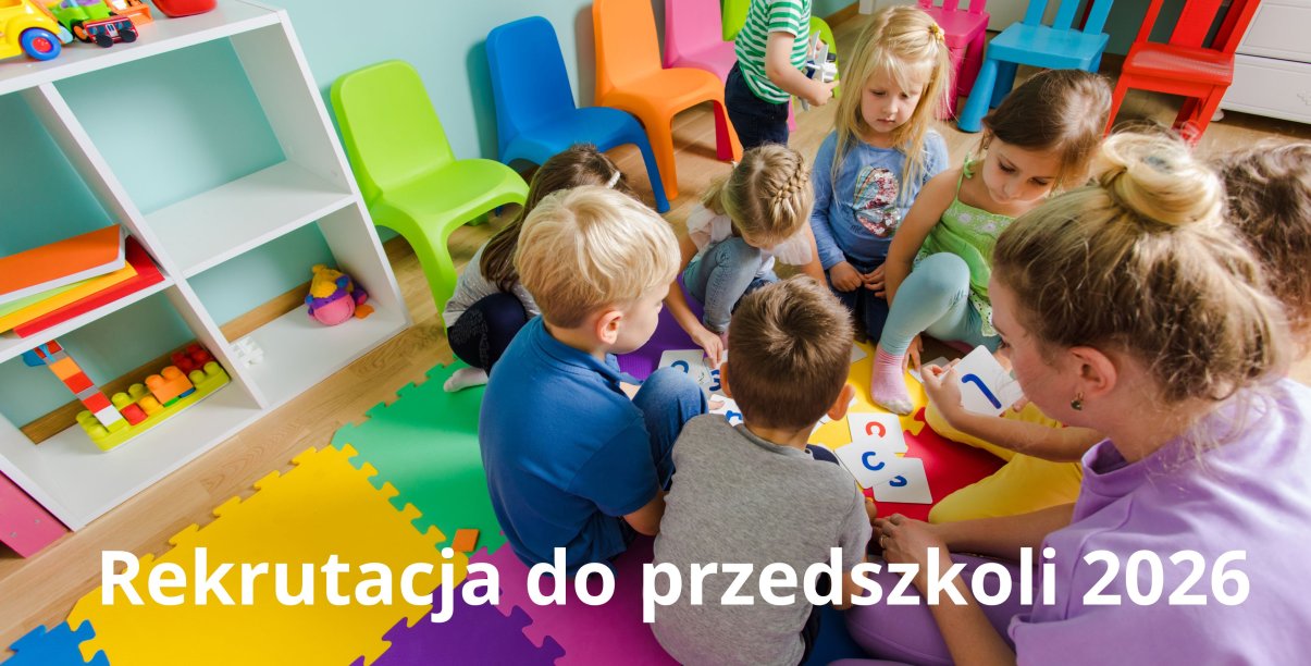 Grupa dzieci w wieku przedszkolnym na kolorowej podłodze bawi się z opiekunką