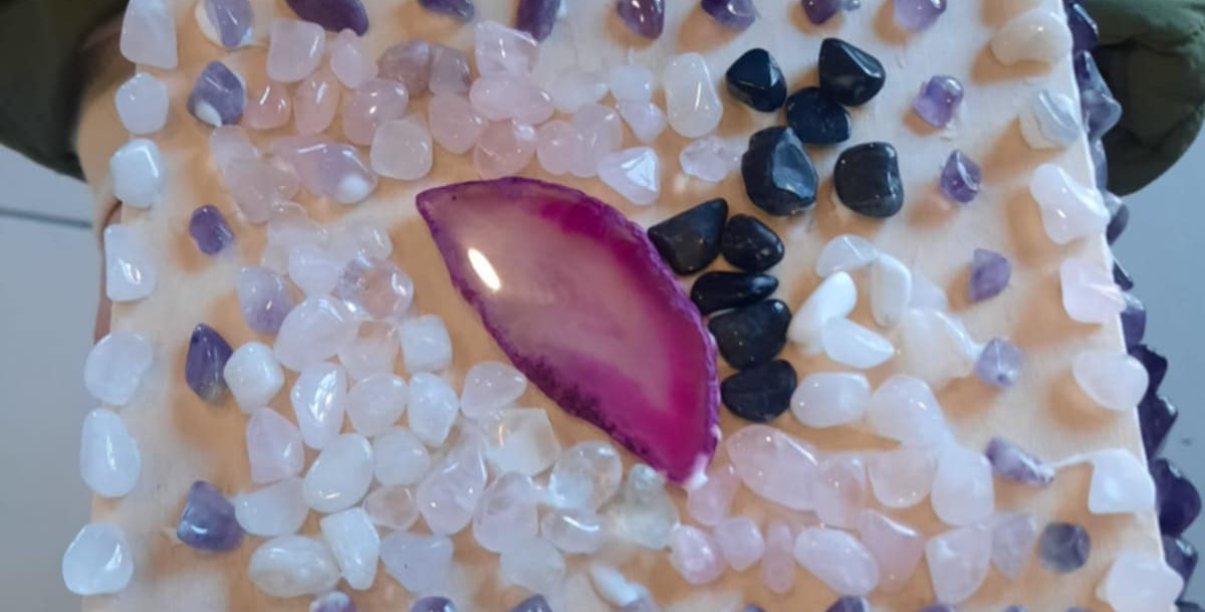 Szkatułka ozdobiona kamieniami