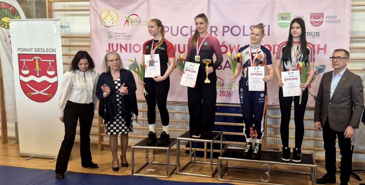 Zapaśniczki na podium z medalami i pucharami w rękach