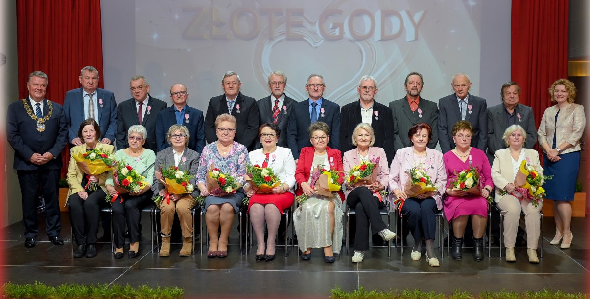 Grupowe zdjęcie jubilatów z burmistrzem o kierowniczką USC