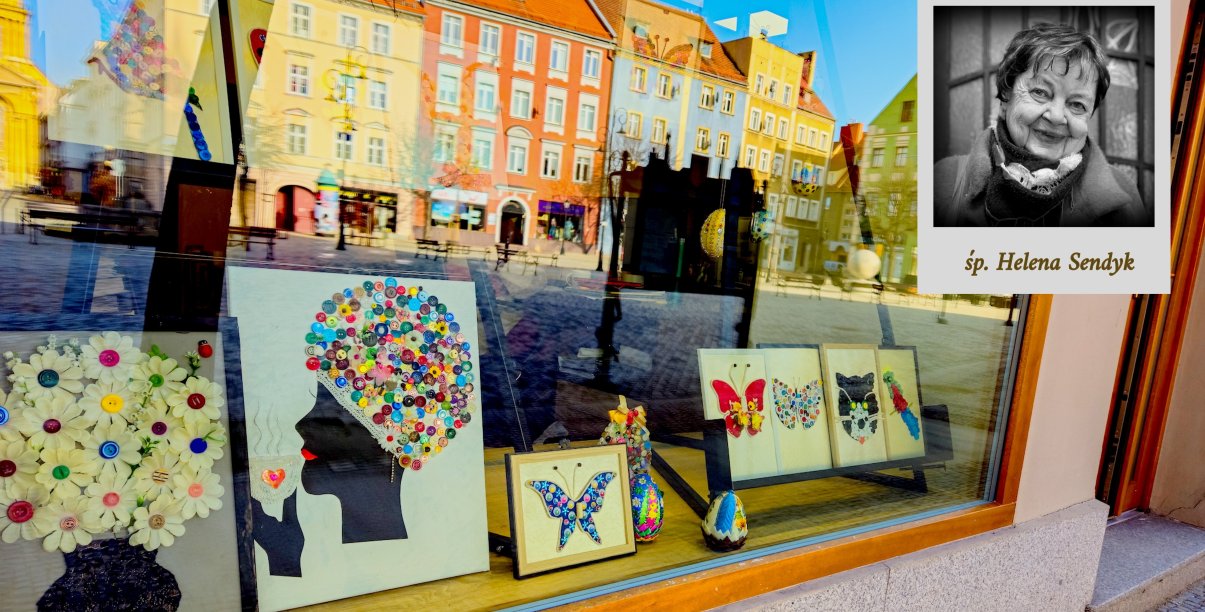 Witryna okienna z pracami artystycznymi i zdjęciem autorki