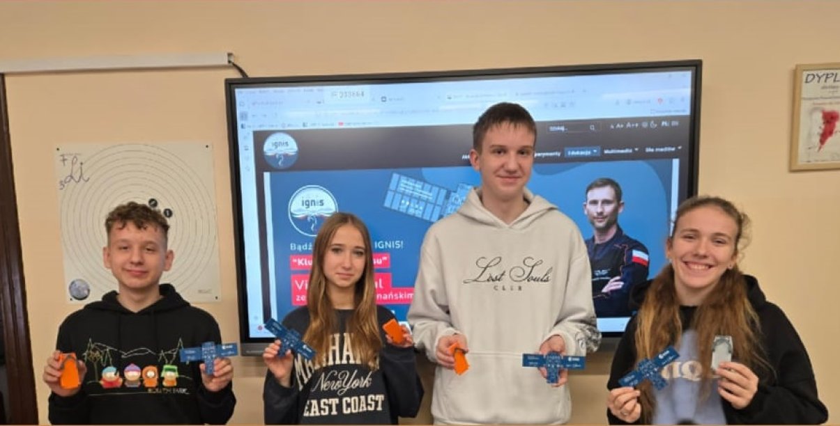 uczniowie podczas warsztatów oraz efekty ich pracy – samodzielnie wykonane klucze do nauki alfabetu Morse'a