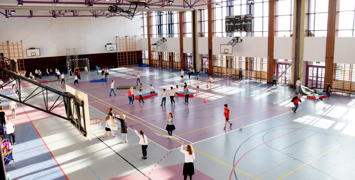 Hala sportowa i uczniowie podczas zajęć, widok z góry