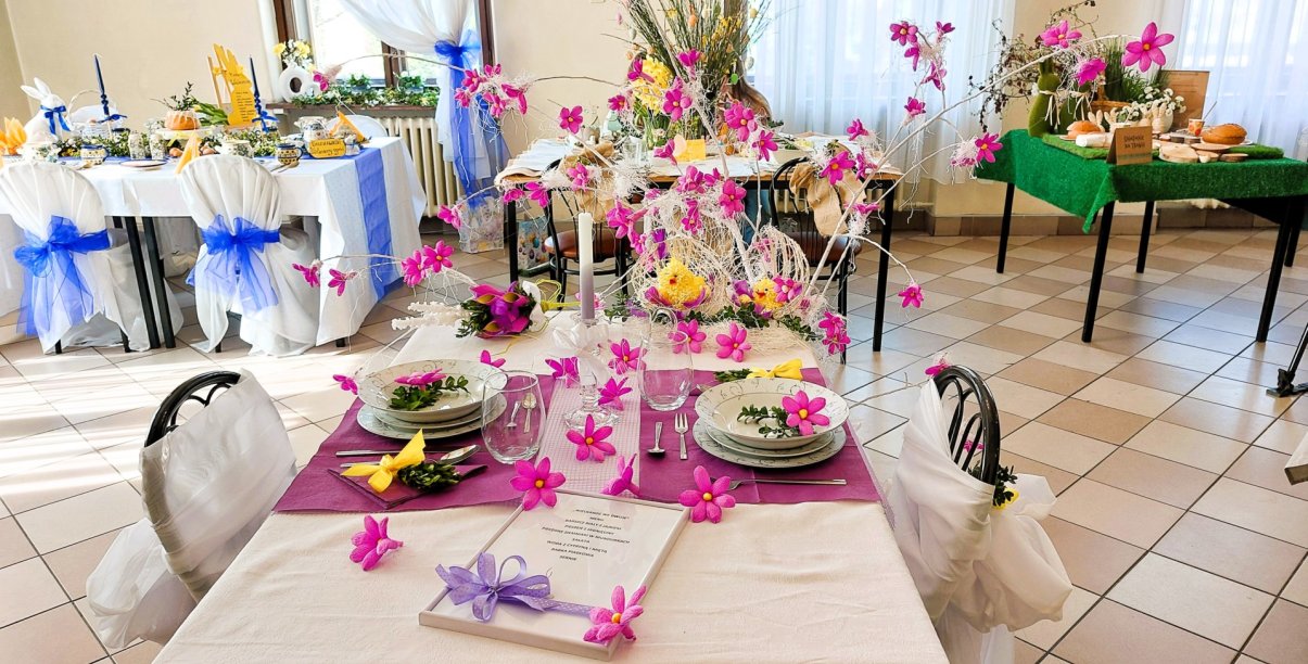 kolorowo zaarażowane nakrycia stołów wielkanocnych