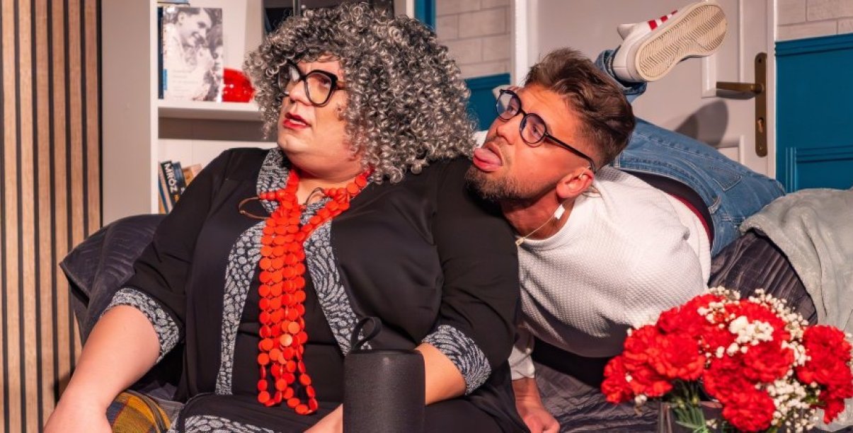 Fragment spektaklu, dwóch aktorów siedzących na fotelu