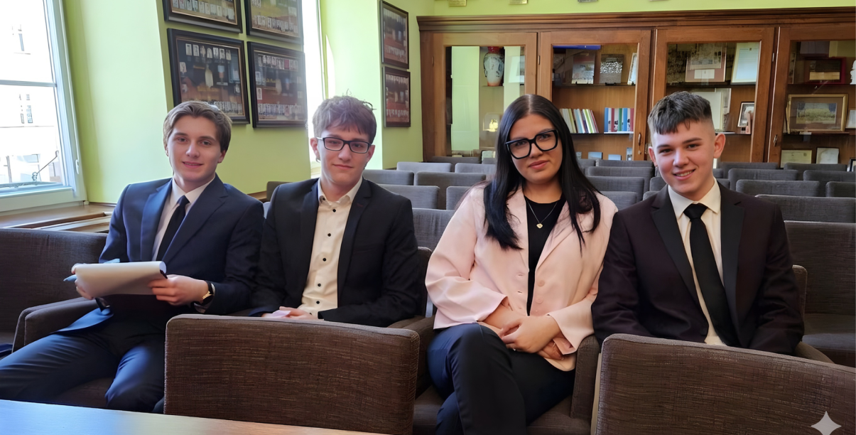 Młodzieżowi radni podczas sesji rady miejskiej, po prawej przewodniczący