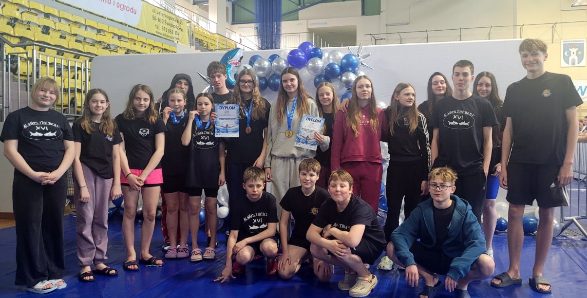 Zawodnicy klubu MKS9 na wspólnym zdjęciu, większość w czarnych koszulkach