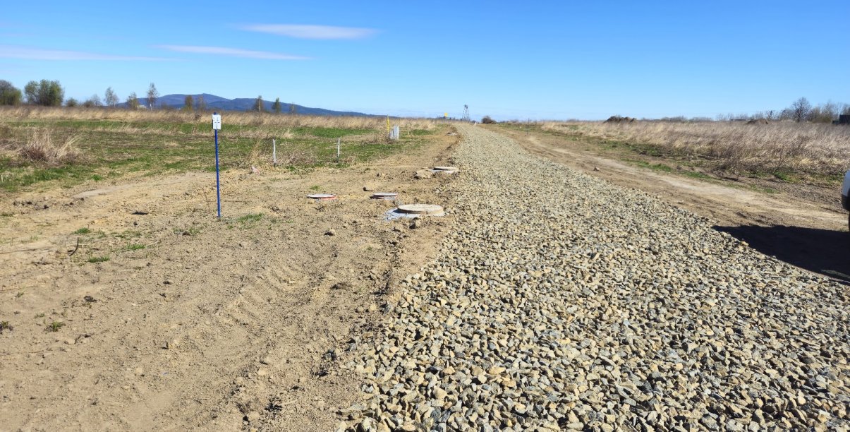 Droga usypana kamieniami, po bokazch zieleń