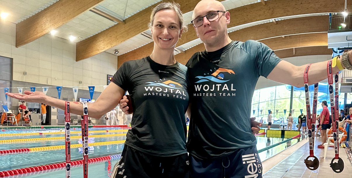 Zuzanna Pisarska i Bartosz Granzow w klubowych koszulkach przy krawędzi basenu