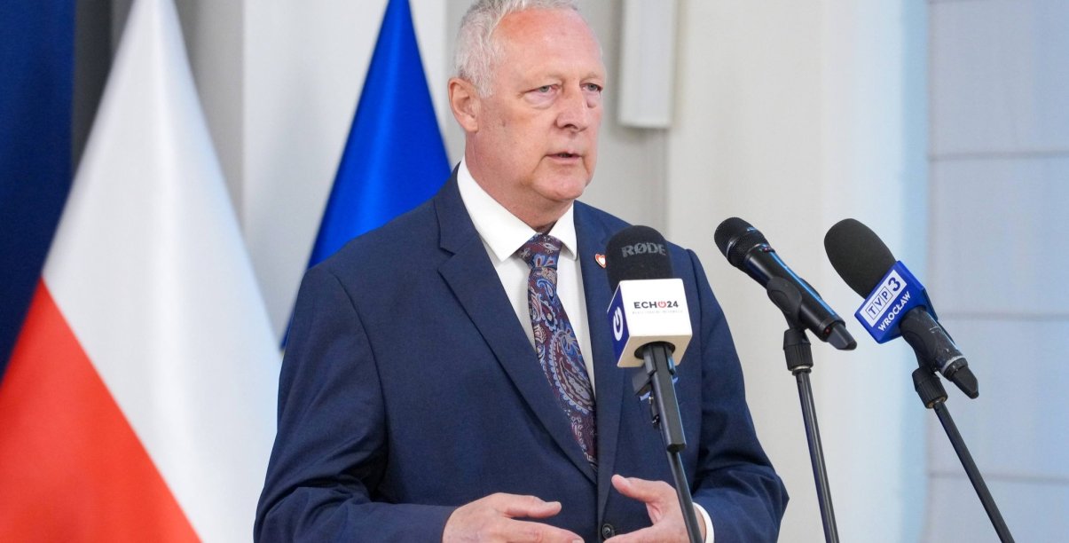 Poseł Marek Chmielewski podczas konferencji prasowej