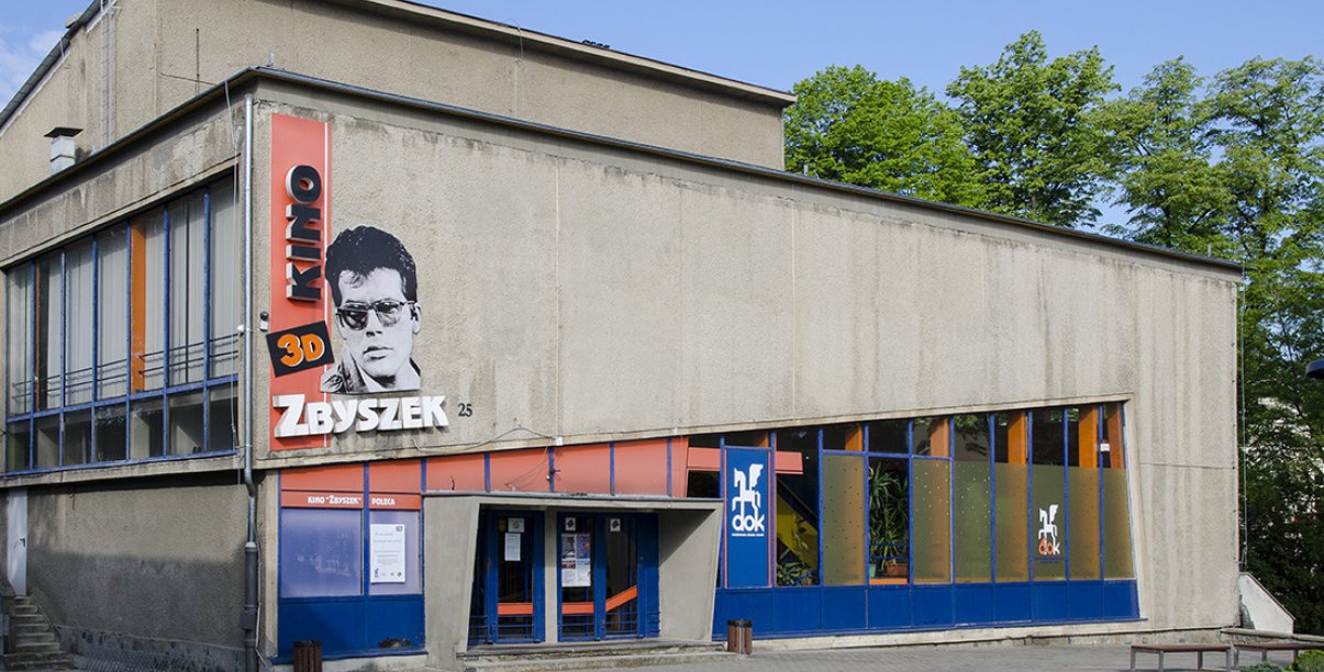 Budynek kinoteatru z przodu, na ścianie duże zdjęcie Zbigniewa Cybulskiego