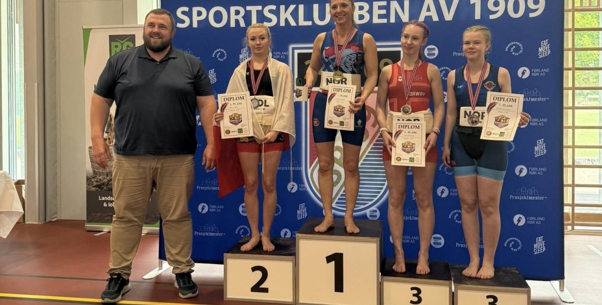 Cztery zawodniczki na podium, dwie na trzecim miejscu. Wszystkie z medalami i dyplomami w dłoniach