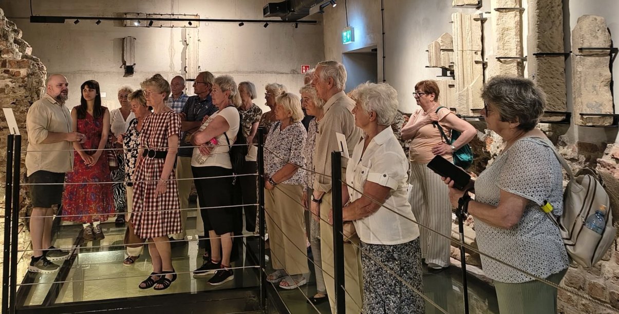 Członkowie TOZD-u na grupowym zdjęciu podczas zwiedzania muzeum