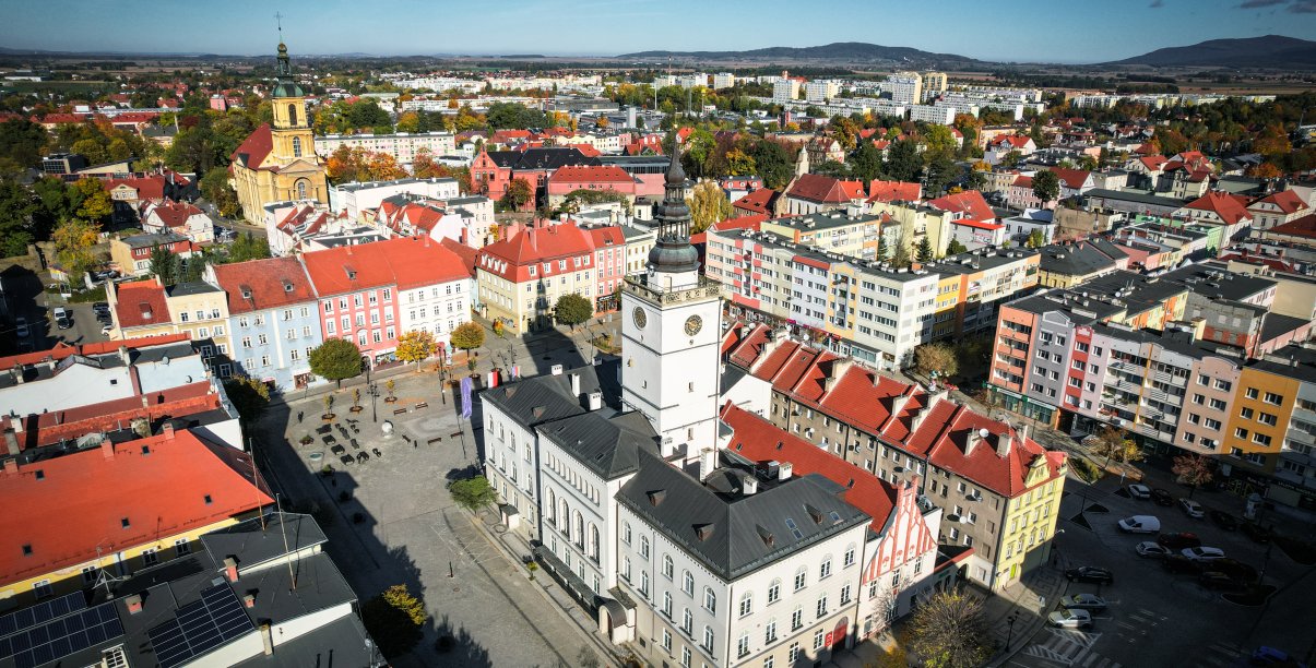 Widok z lotu ptaka na dzierżoniowski rynek i miasto z Masywem Śleży w tle