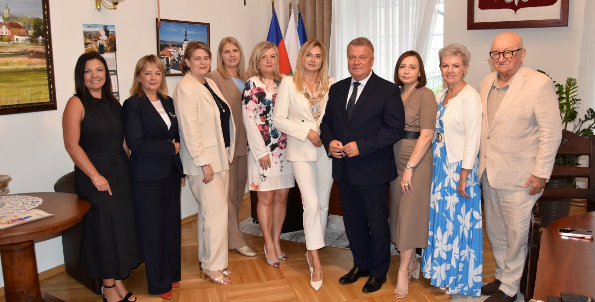 Zaproszeni na sesję goście, burmistrz, zastępca, skarbnik, sekretarz miasta na wspólnym zdjęciu w gabinecie burmistrza