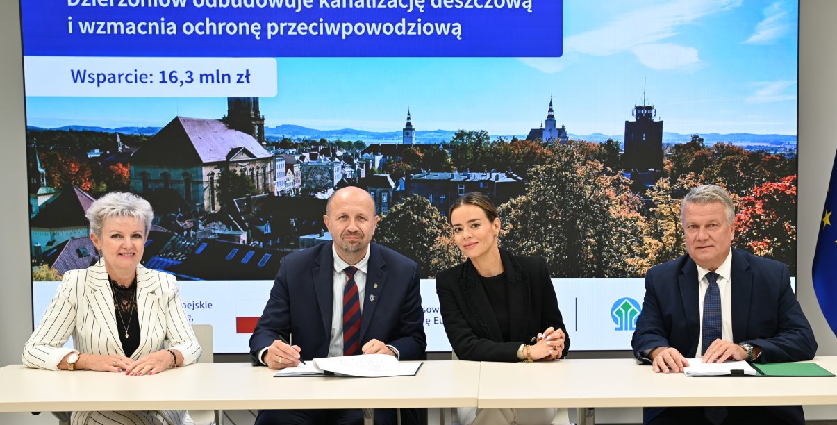 Burmisstrz Dzierzoniowa, skarbnik i pracownicy NFOŚIGW podczas podpisania umowy na dofinansowanie kanalizacji deszczowej