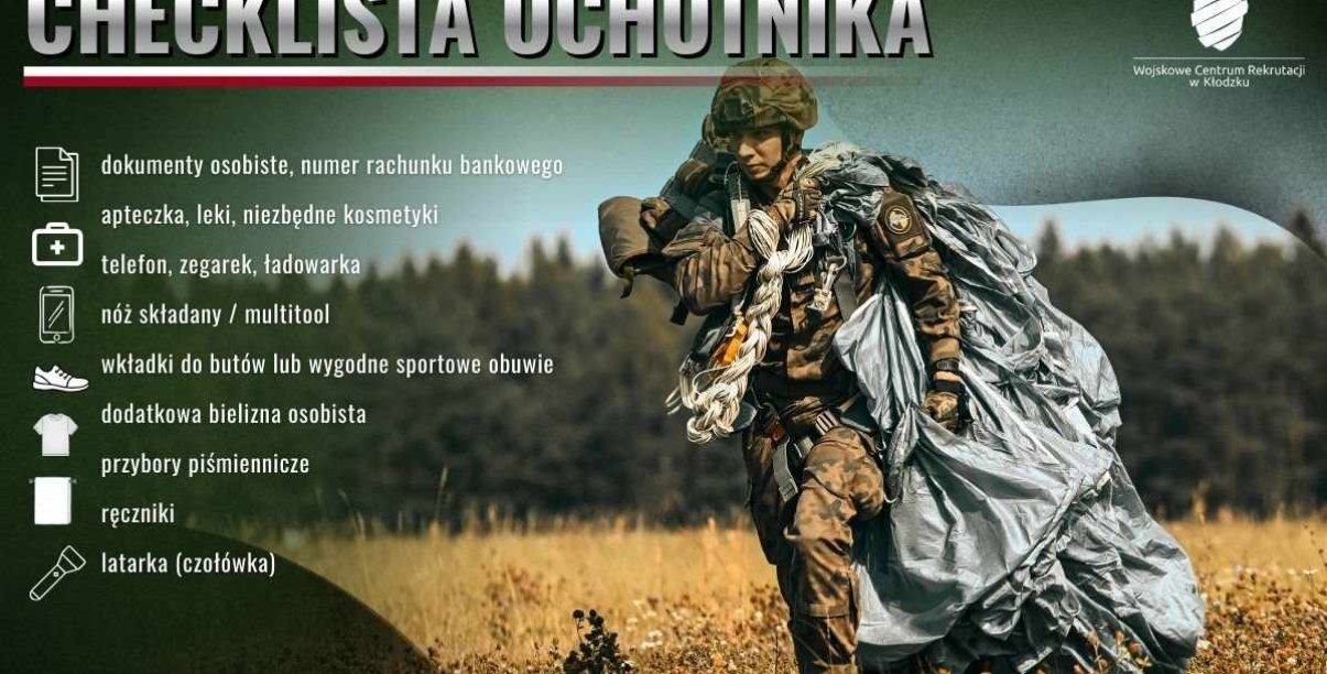 Żołnierz w mundurze bojowym niosący spodochron