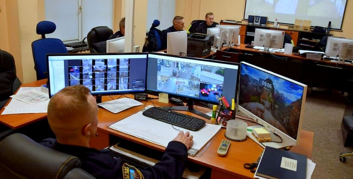 straznicy miejscy przed monitorami z monitoringu miejskiego