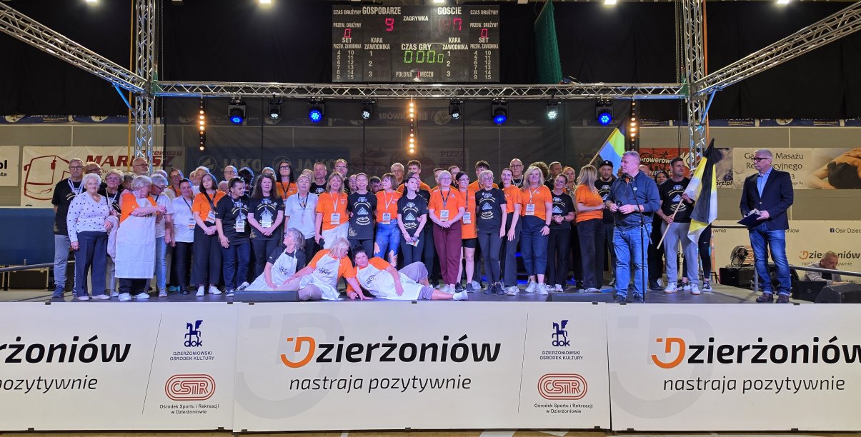 Grupowe zdjęcie uczestników turnieju miast