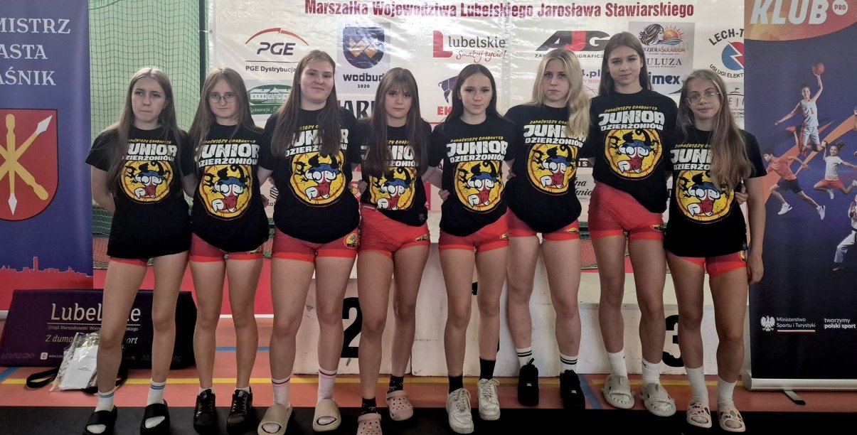 Osiem zawodniczek w koszulkach klubowych 