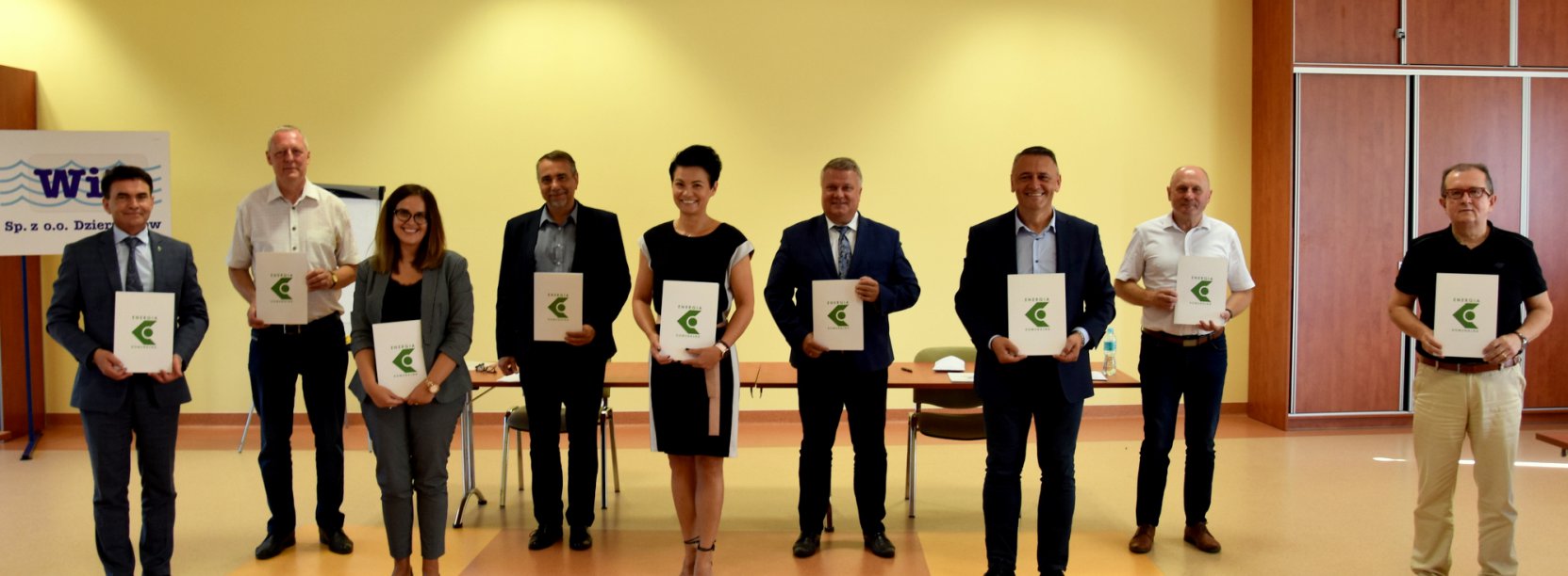 Wójtowie i burmistrzowie ziemi dzierżoniowskiej z podpisanymi porozumieniami 