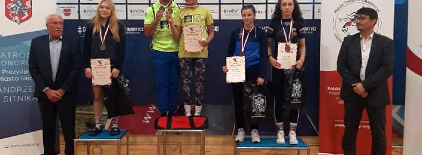 Medalistki Mistrzostw Polski w kategorii 54 kilogramy ze swoimi trenerami 
