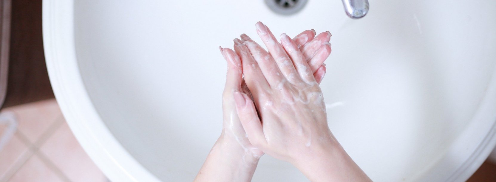 Mycie rąk w kranie widziane z góry