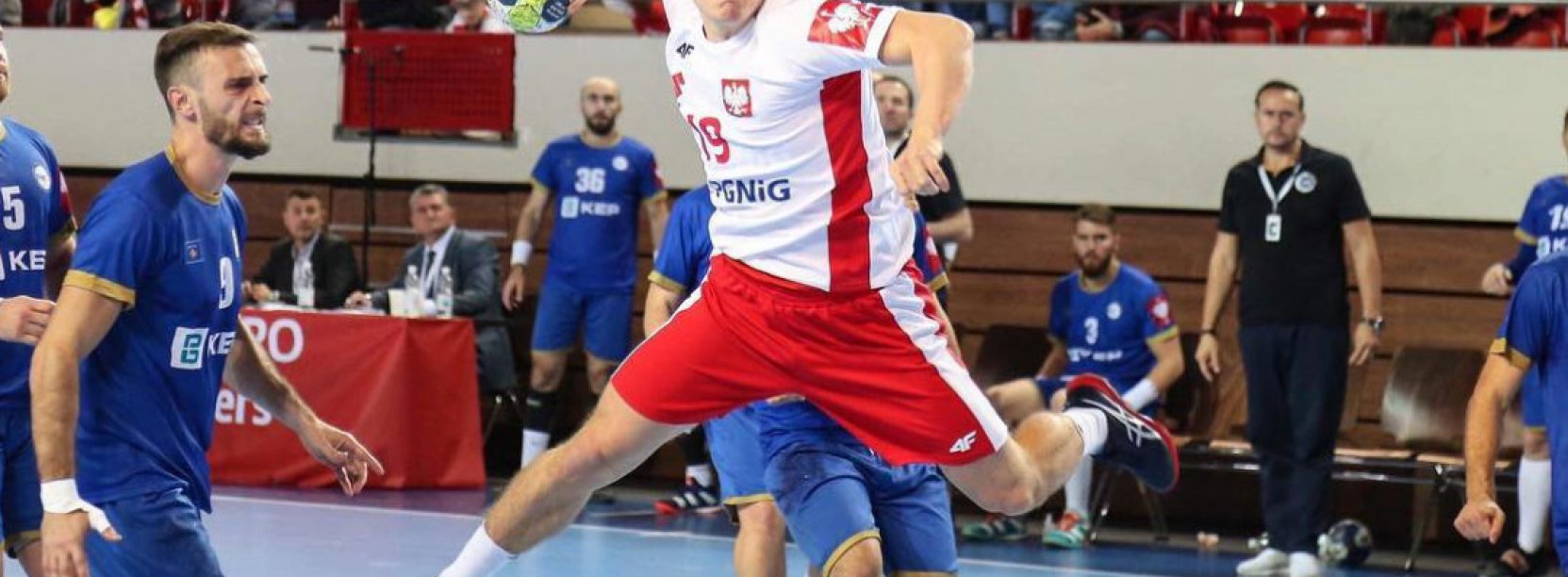 Jan Czuwara - piłkarz ręczny z Dzierżoniowa w trakcie ataku na bramkę