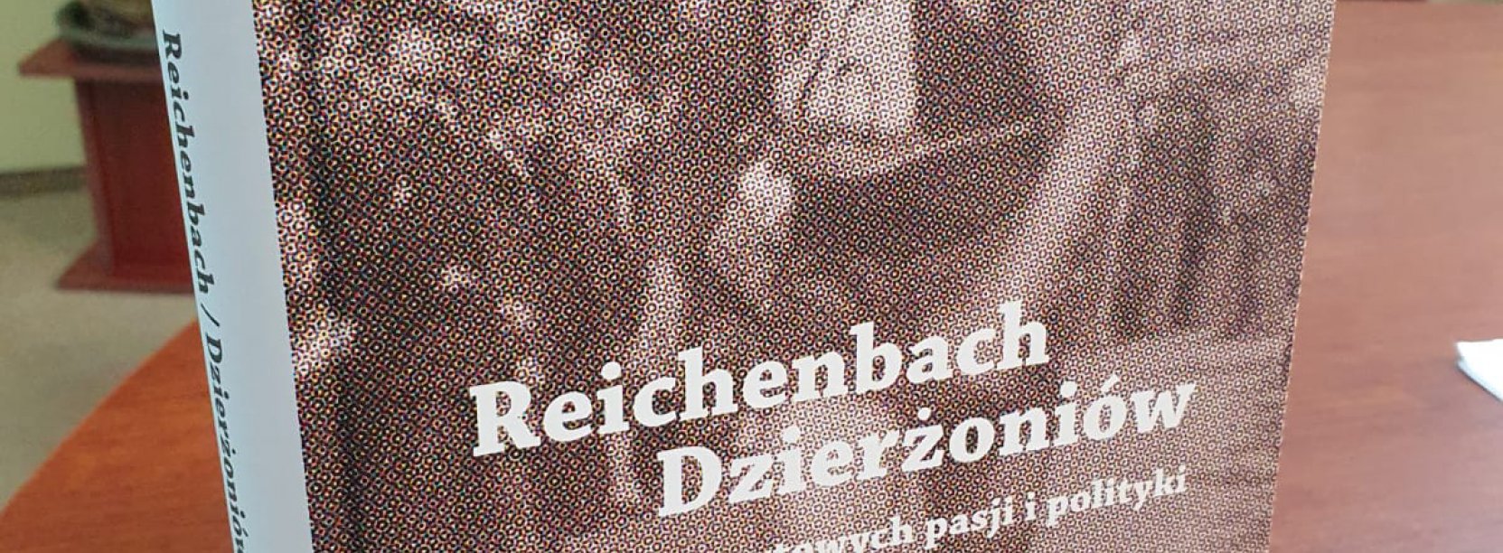 Na zdjęciu książka „Reichenbach/Dzierżoniów Historia sportowych pasji i polityki”, na okładce stare zdjęcie biegacza