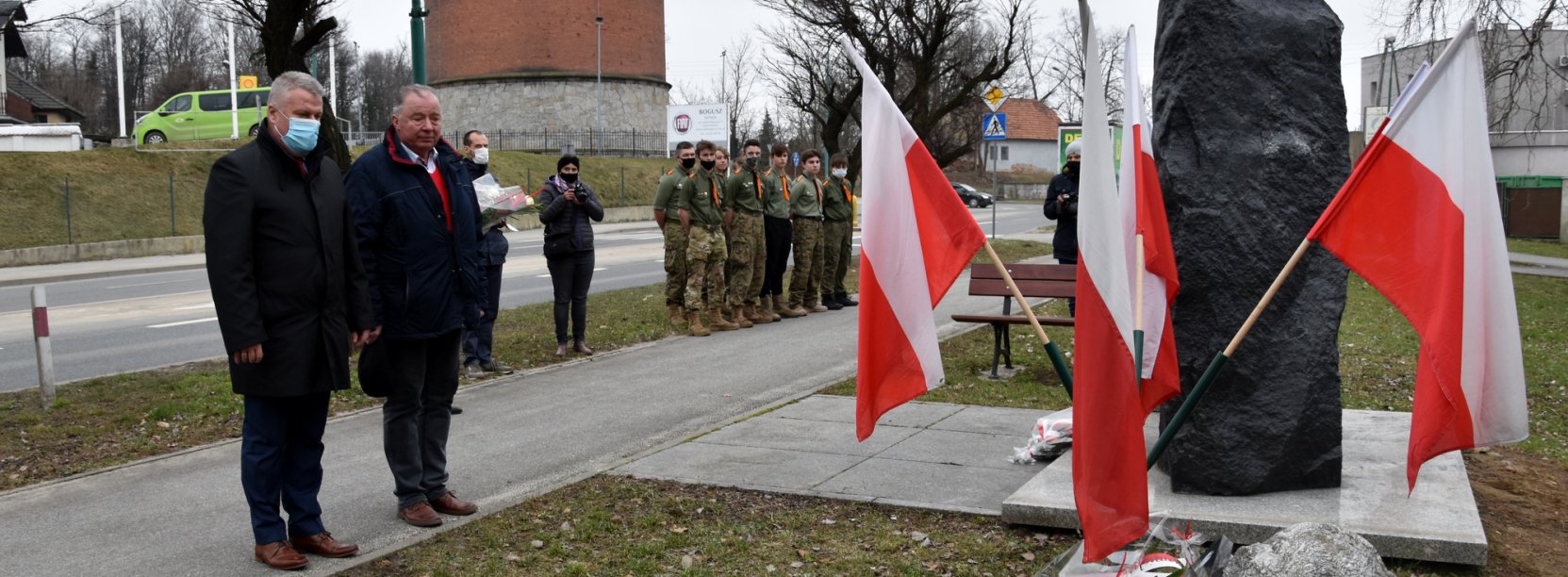 Burmistrz i Przewodniczący Rady Miejskiej Dzierżoniowa stoją przy Pomniku Żołnierzy Wyklętych
