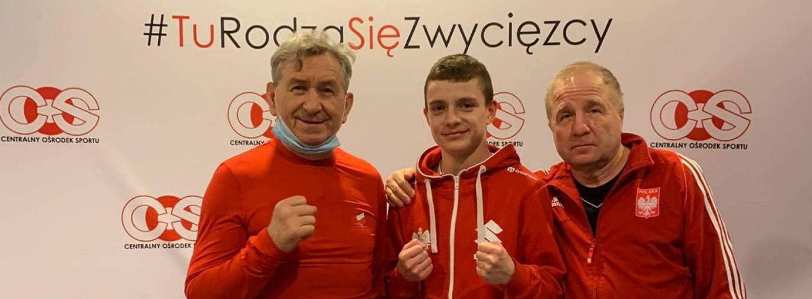 Zawodnik Oskar Jędrysiak i dwóch trenerów kardy