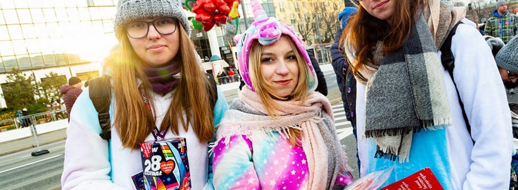 Trzy młode kobiety w jesiennych strojach