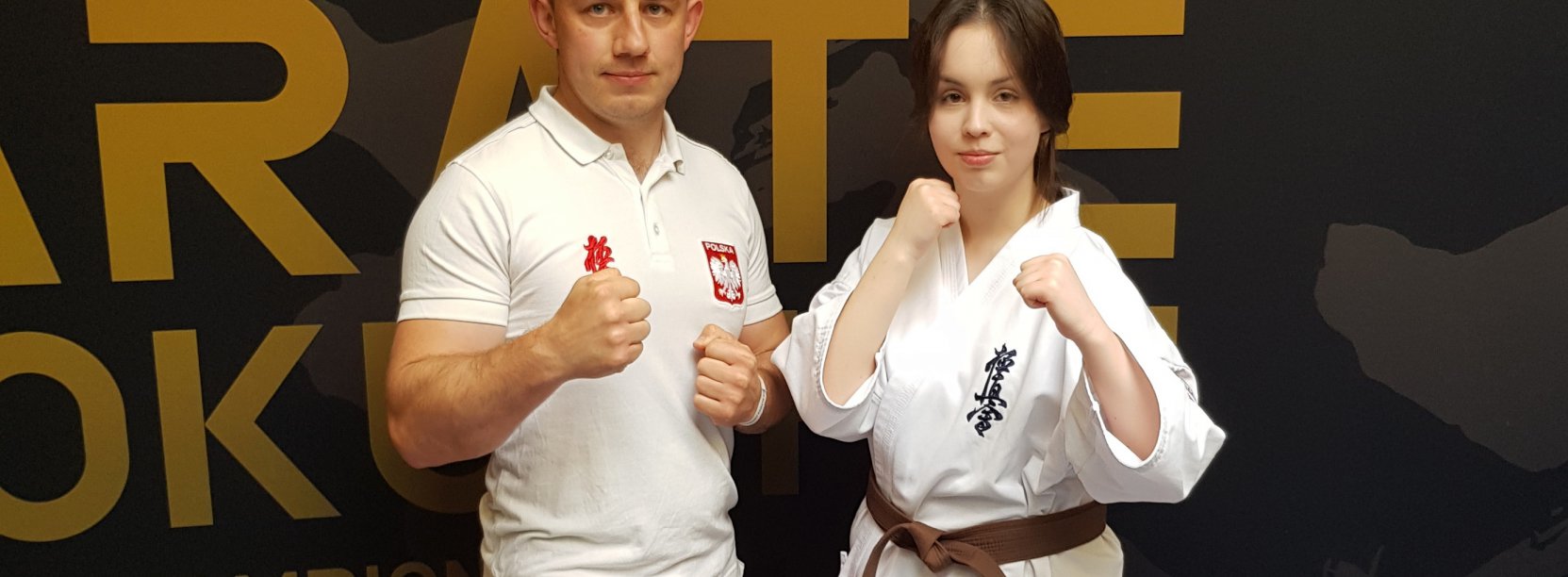 Zawodniczka w stroju karate ze swoim trnerem