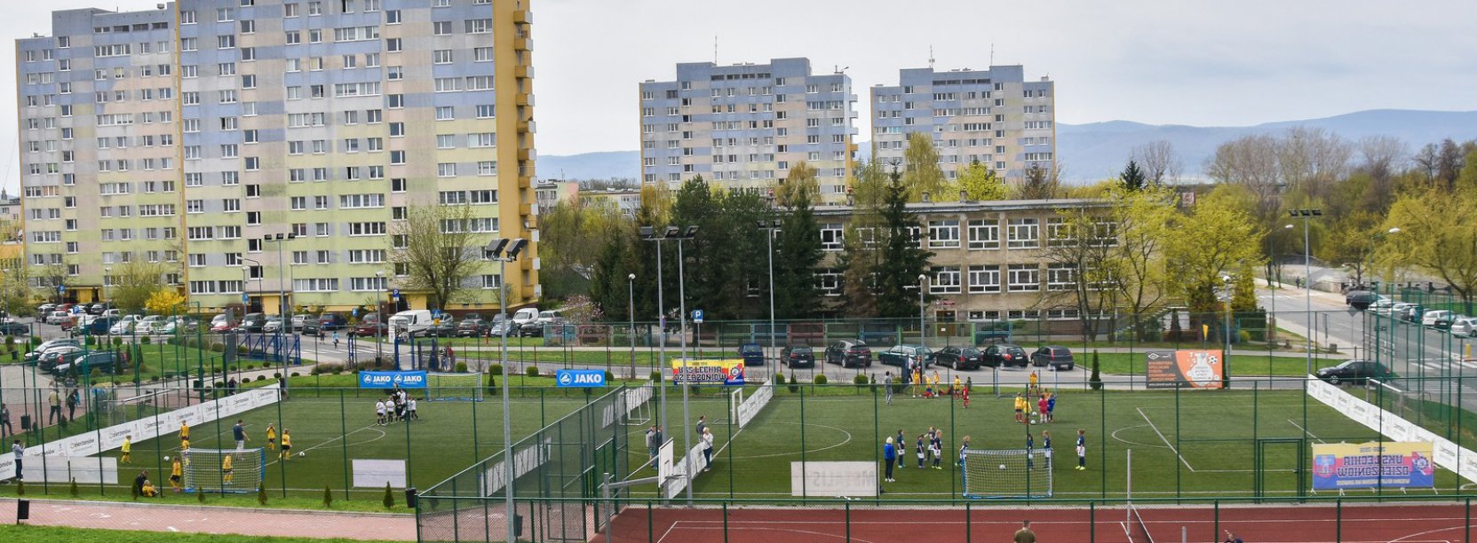 Boiska sportowe w środku osiedla 