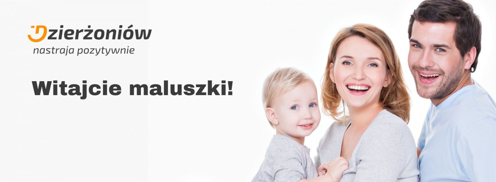 Ociec i matka trzymająca roczne dziecko na kolanach, wszyscy usmiechnięci