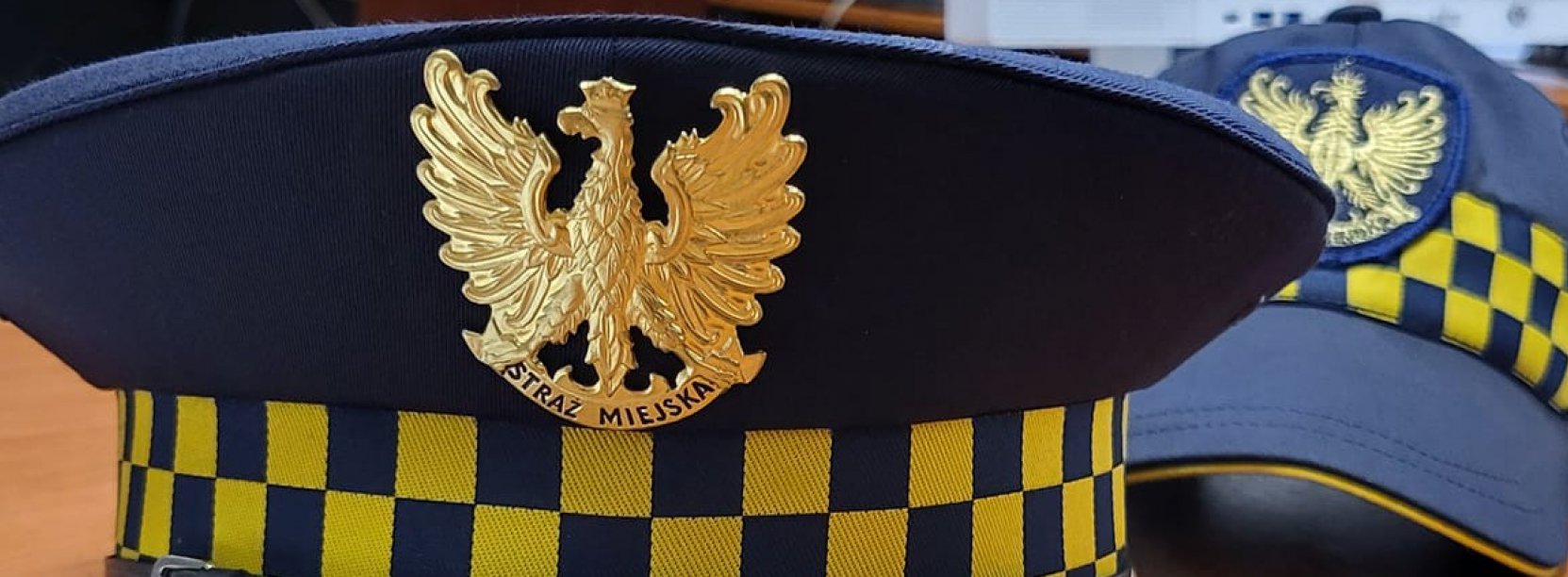 Czapka straznika miejskiego, na górze figuraka orła 