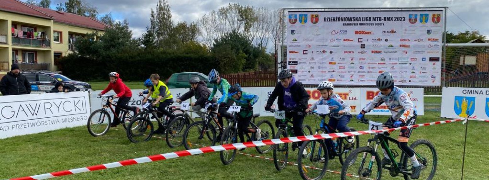 Ośmiu młodych rowerzystów na chwilę przed startem 