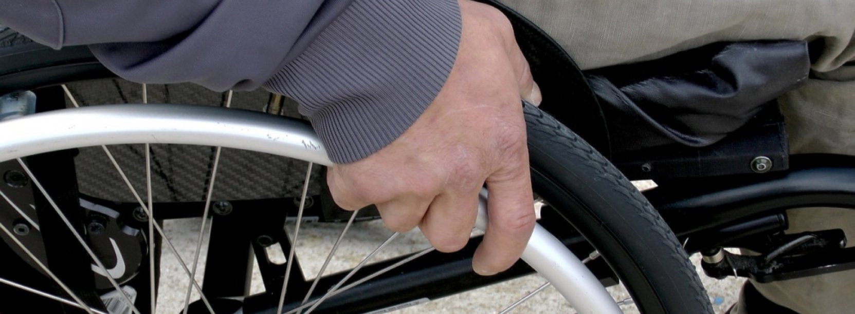 Zbliżenie na wózek dla osoby z niepełnosprawnością 
