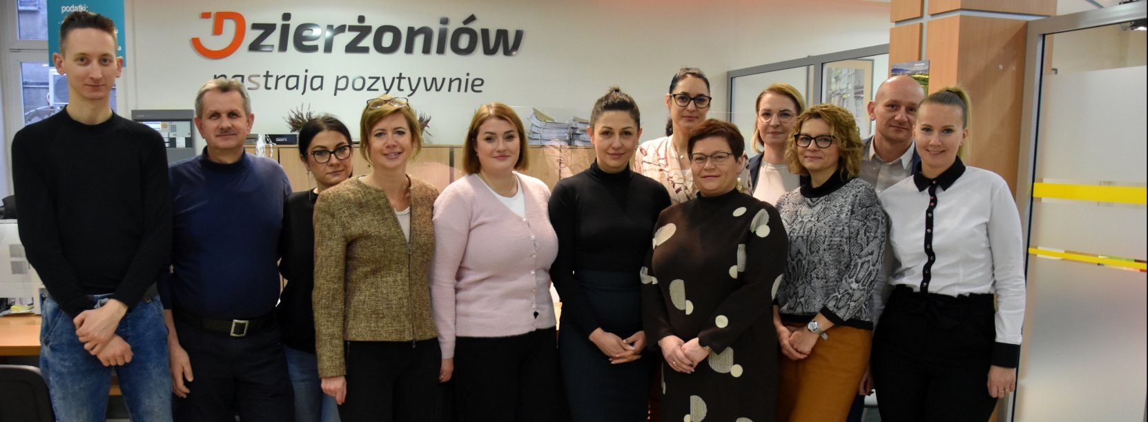 Dwanaście osób na wspónym zdjęciu, za nimi napis Dzierżoniów