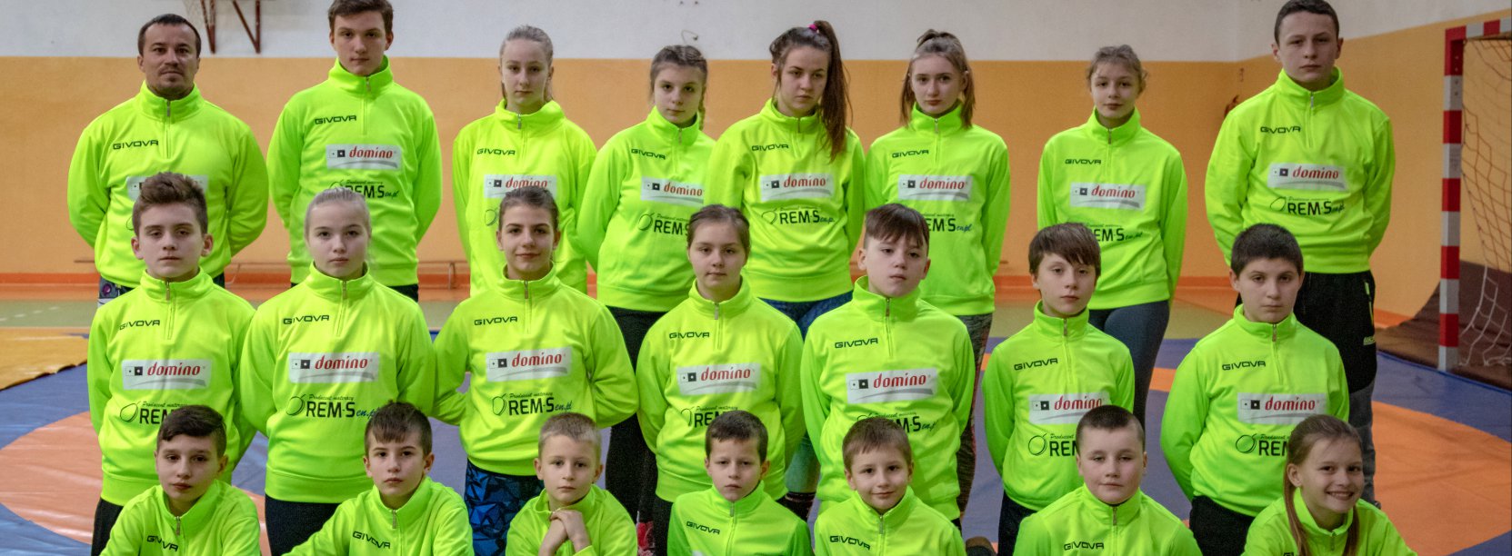 Grupa zawodników w jednakowych, jaskrawo-zielonych strojach 
