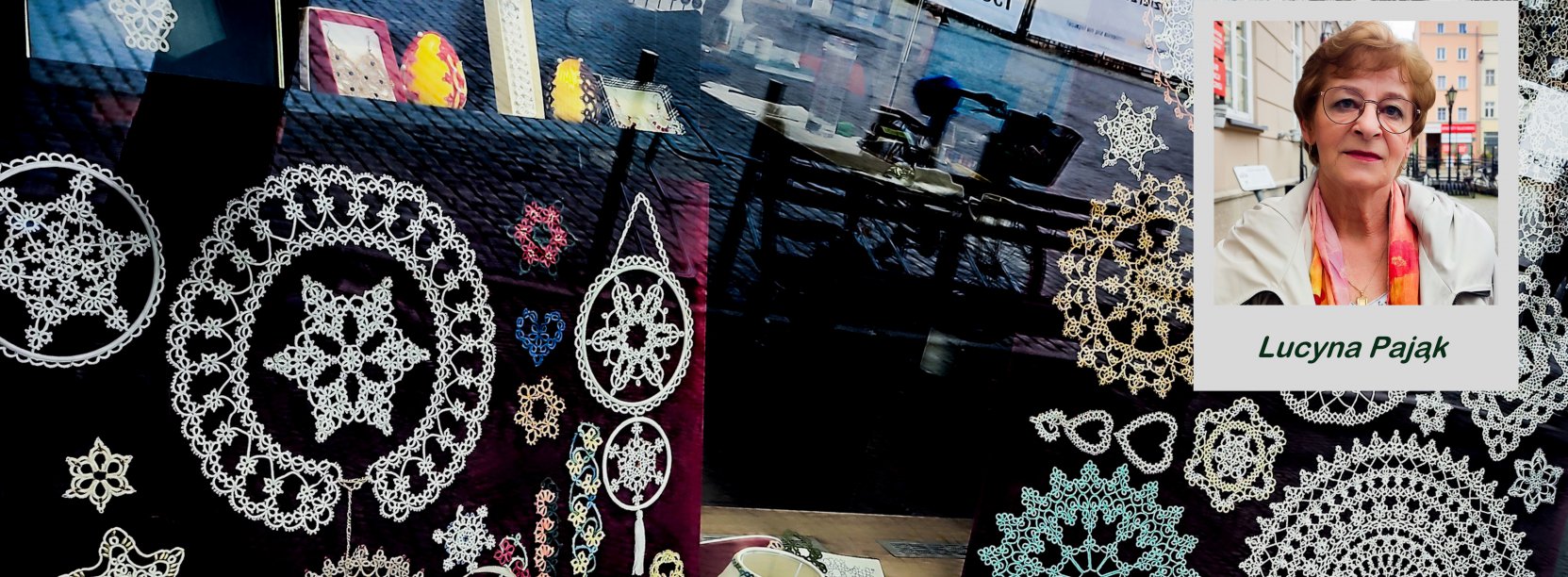 Kronki, biżyteria i świąteczne ozdoby w witrynie okiennej, obok zdjęcie kobiety