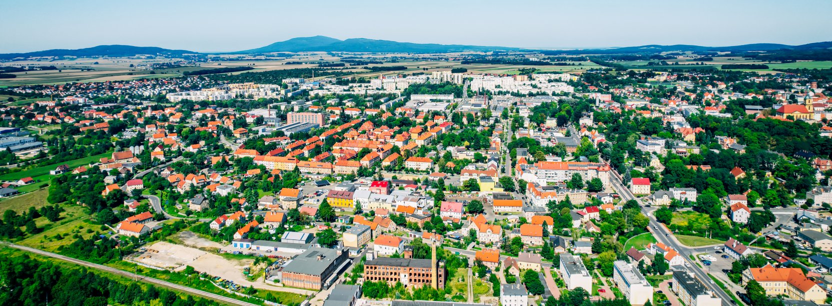 Dzierżoniów latem z lotu ptaka, w tle góry