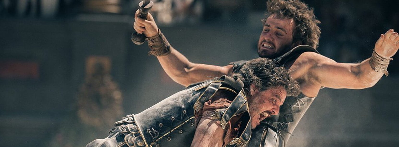Kadr z filmu Gladiator 2, dwóch gladiatorów walczących na arenie