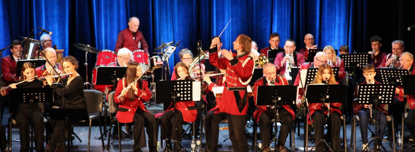 Orkiestra dęta podczas koncertu w Kinoteatrze "Zbyszek"