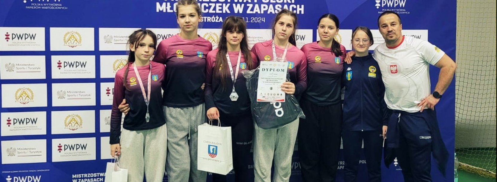 Sześć zawodniczek na wspólnym zdjęciu z trenerem