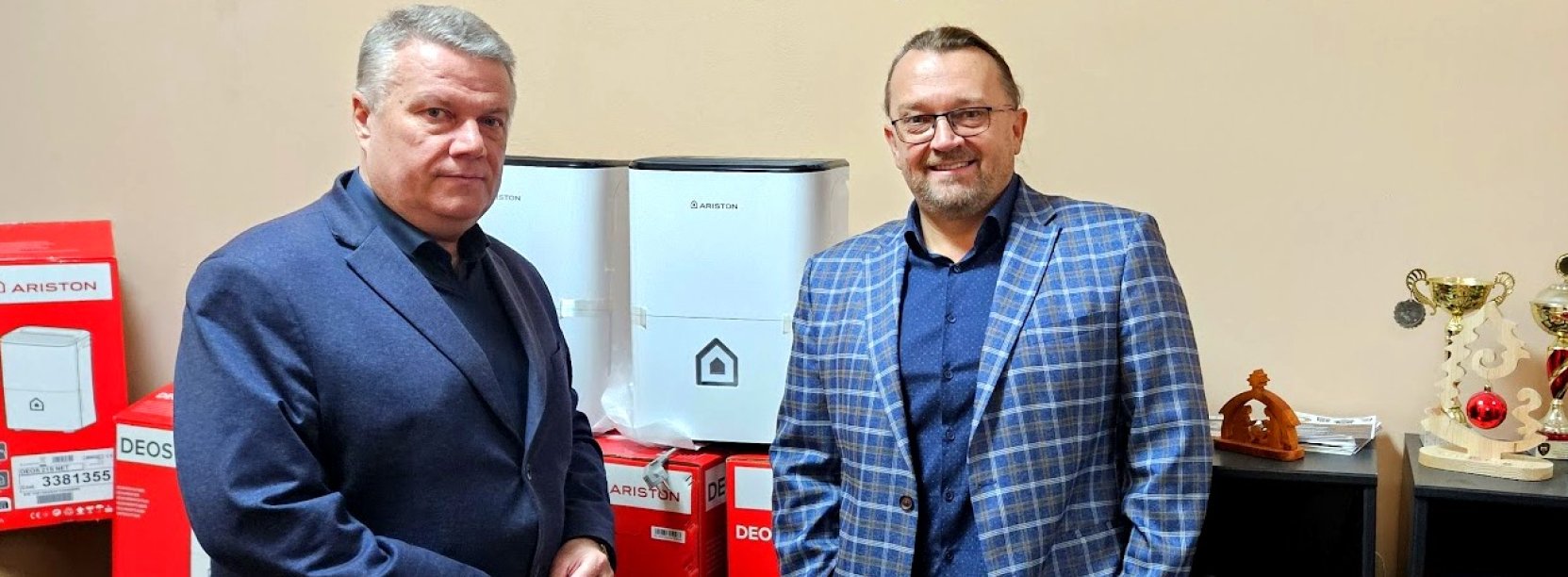 Burmistrz Dzierżoniowa Dariusza Kucharski i MArek Dymkowski prezes fundacji Salus Pro Familia podczas przekazania osuszaczy pomieszczeń 