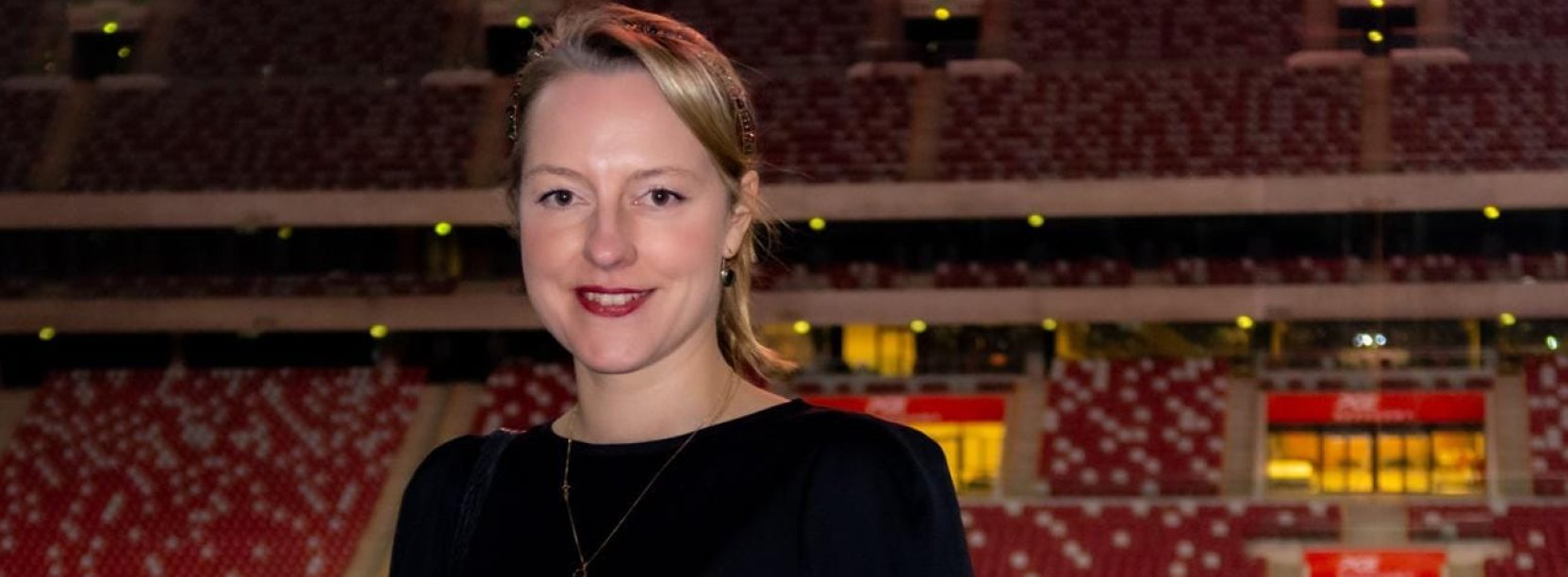 Alicja Dydo-Warchoł na stadionie narodowym, w tle trybuny