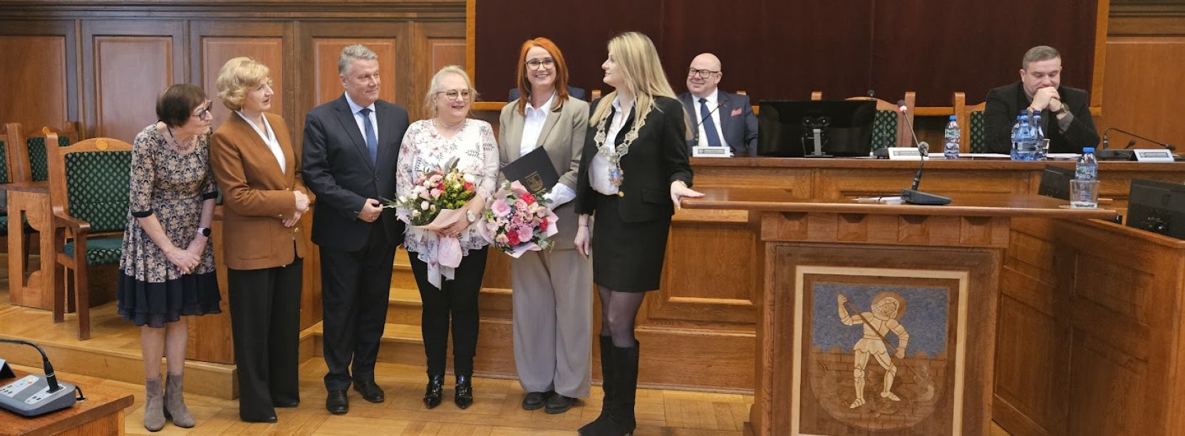 Przedstawiciele TMD, burmistrz, przewodnicząca rady miejskiej oraz była i obecna kronikarz miasta w sali rycerskiej ratusza