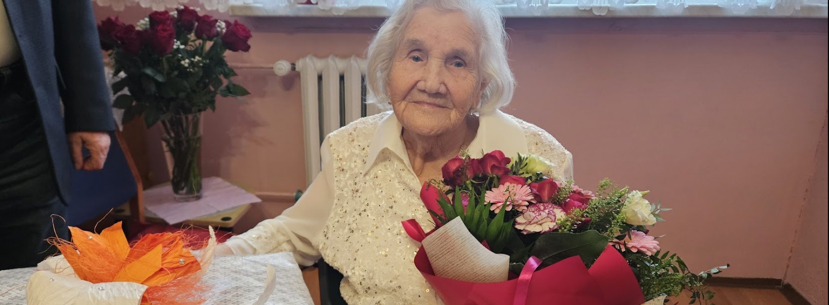 stulatka Barbara Czarnecka z kwiatami