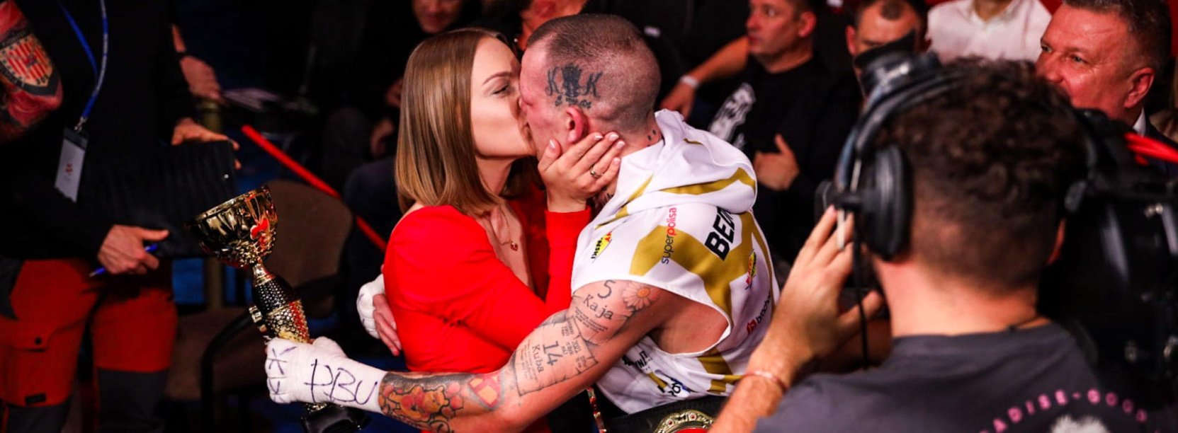 Kamil Bednarek po walce w objęciach żony